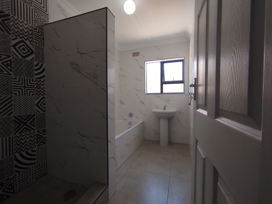 4 Bedroom Property for Sale in Louwville Western Cape